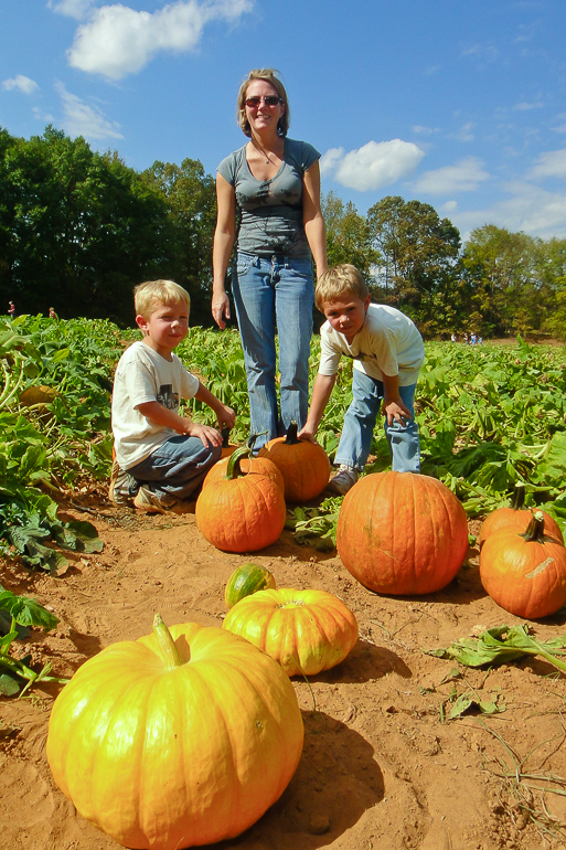 David, Leigh & Grant Kish, pumpkin patch, Old Baker Farm, Harpersville, AL.